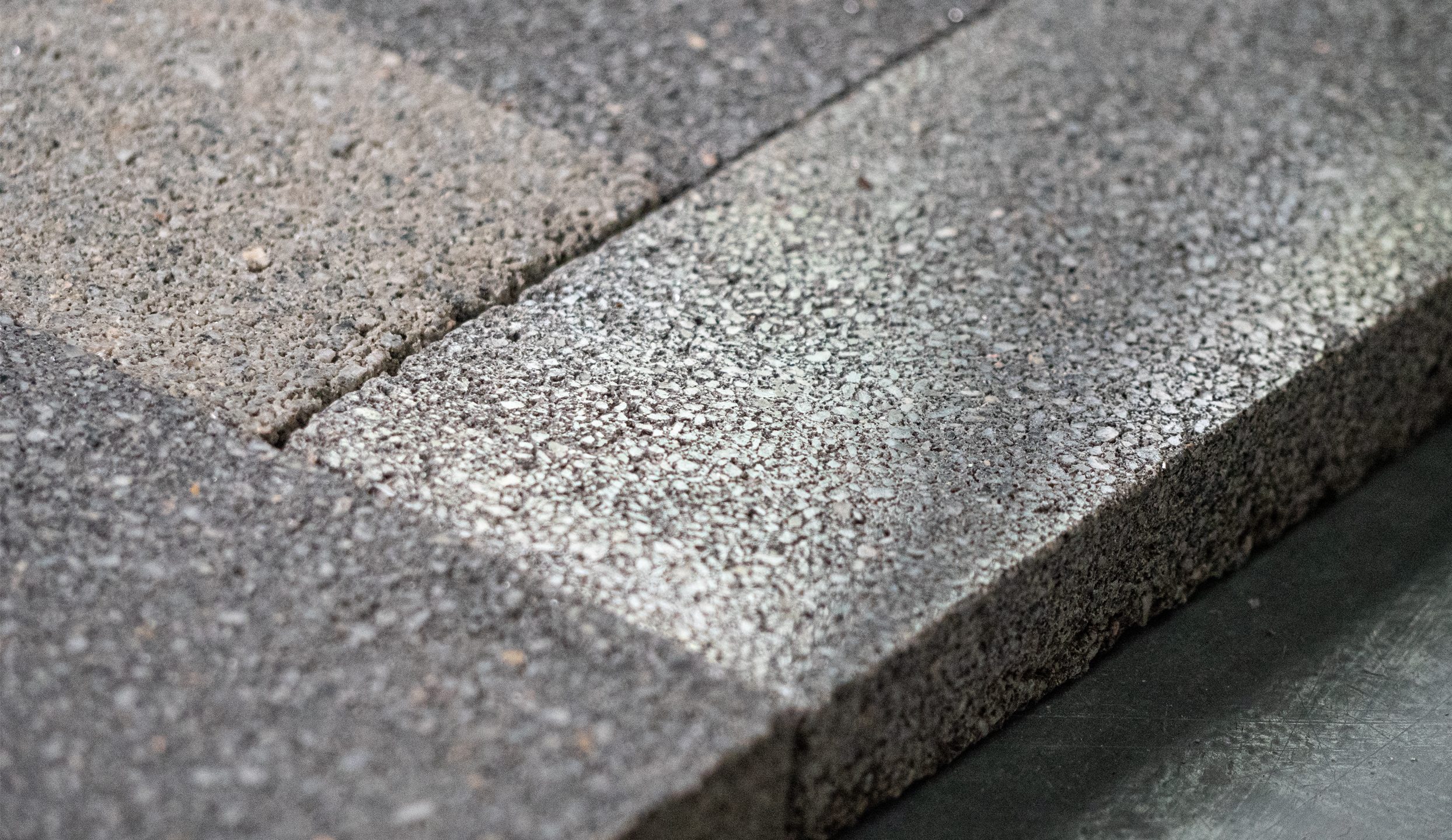 Duurzame Bouwmaterialen: BioCement BioBasedTiles®Salt & Pepper - StoneCycling® X Biomason®