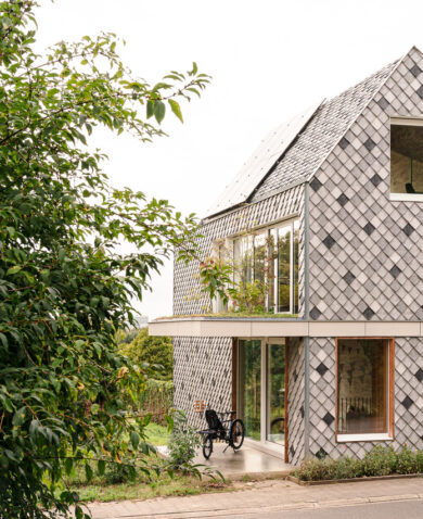 Striking Pretty Plastic Facade at Residence in Heverlee, Belgium | FRONT® Materials