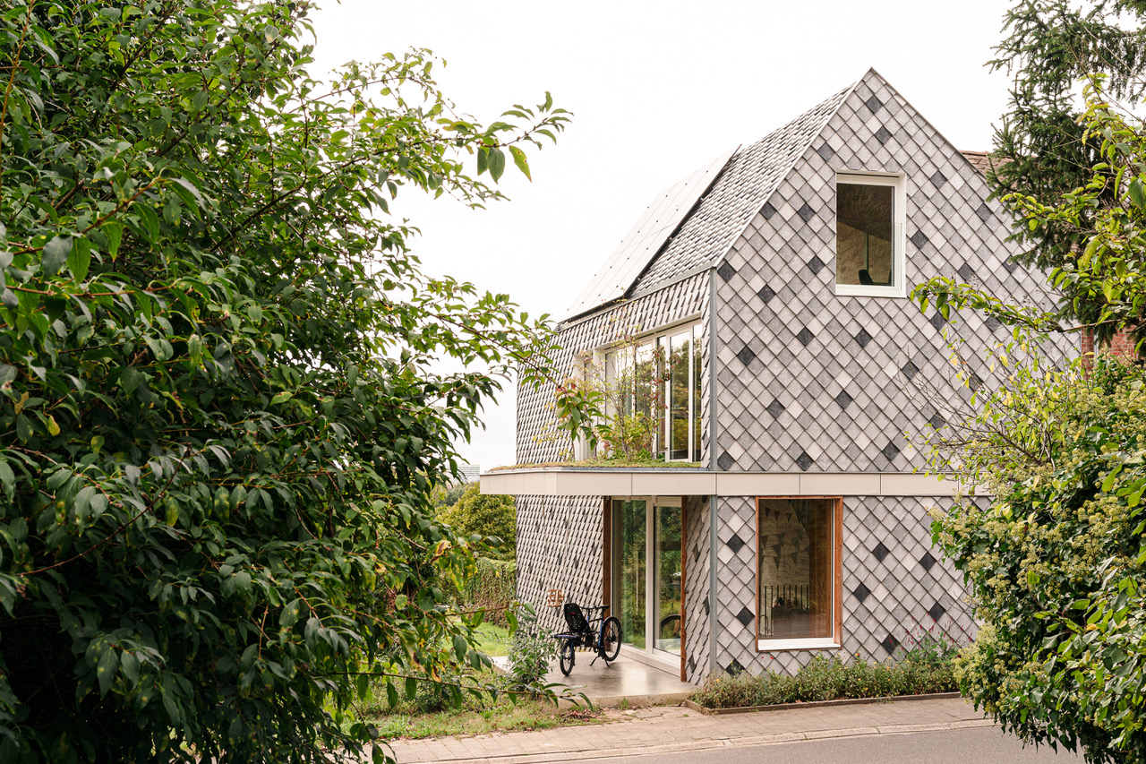 Striking Pretty Plastic Facade at Residence in Heverlee, Belgium | FRONT® Materials