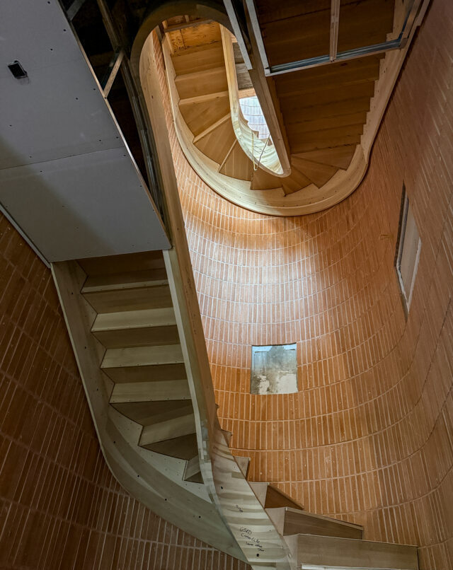 Custom-Shaped Bricks at Watershed House in New York State || FRONT