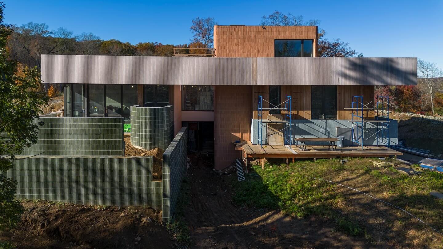 Custom-Shaped Bricks at Watershed House in New York State || FRONT