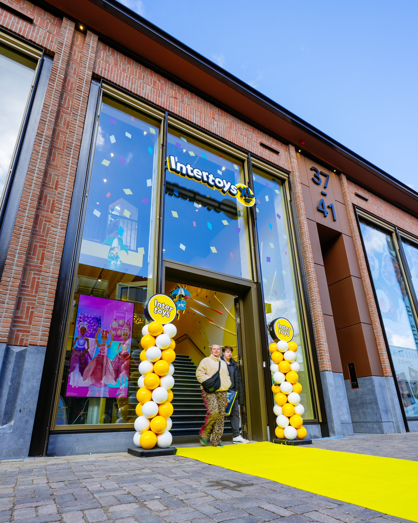 Sustainable Brick Slip Facade For Landmark Retail Renovation in Amstelveen, the Netherlands | FRONT Materials