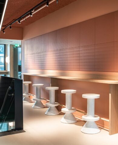 Terracotta Paper Waste Panels van Alted in Drop en Stripe boven de cafébar bij Boston Consulting Group in Amsterdam