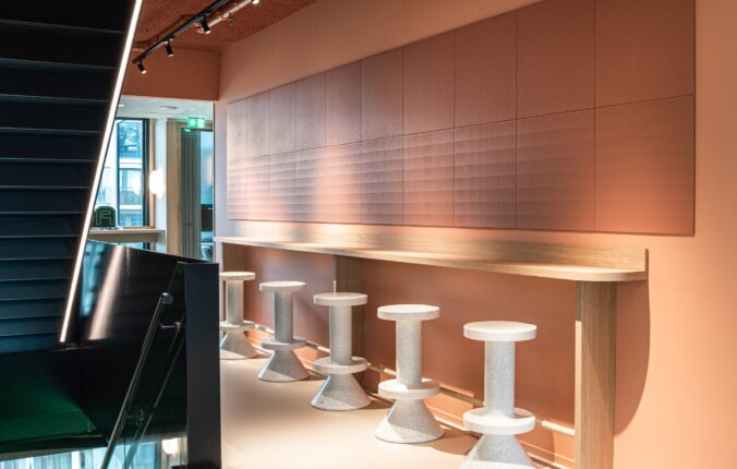 Terracotta Paper Waste Panels van Alted in Drop en Stripe boven de cafébar bij Boston Consulting Group in Amsterdam