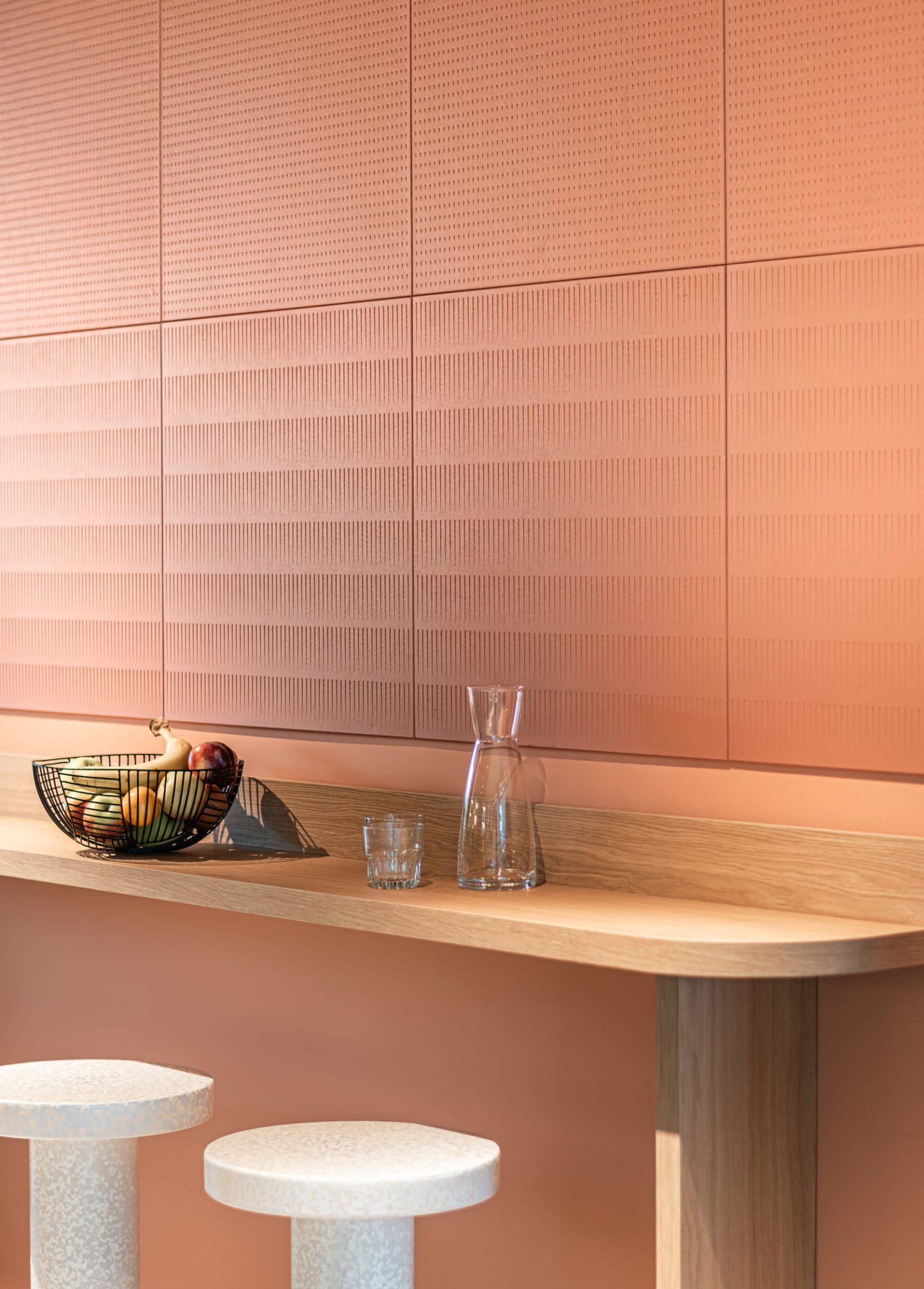 Close-up van Paper Waste Panels Drop en Stripe in Terracotta op een cafémuur bij BCG Amsterdam