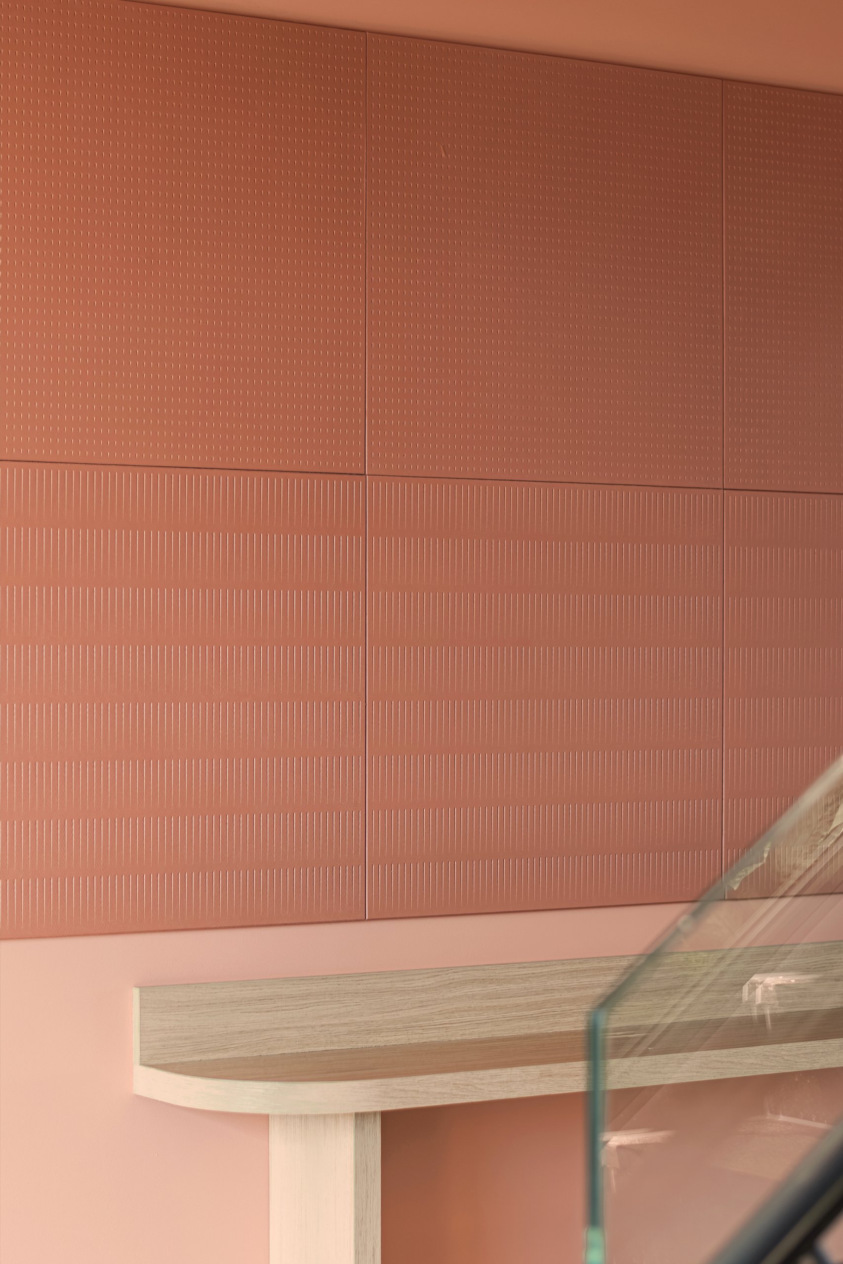 Detail van Paper Waste Panels in Terracotta: Drop-reliëf boven, Stripe-reliëf onder